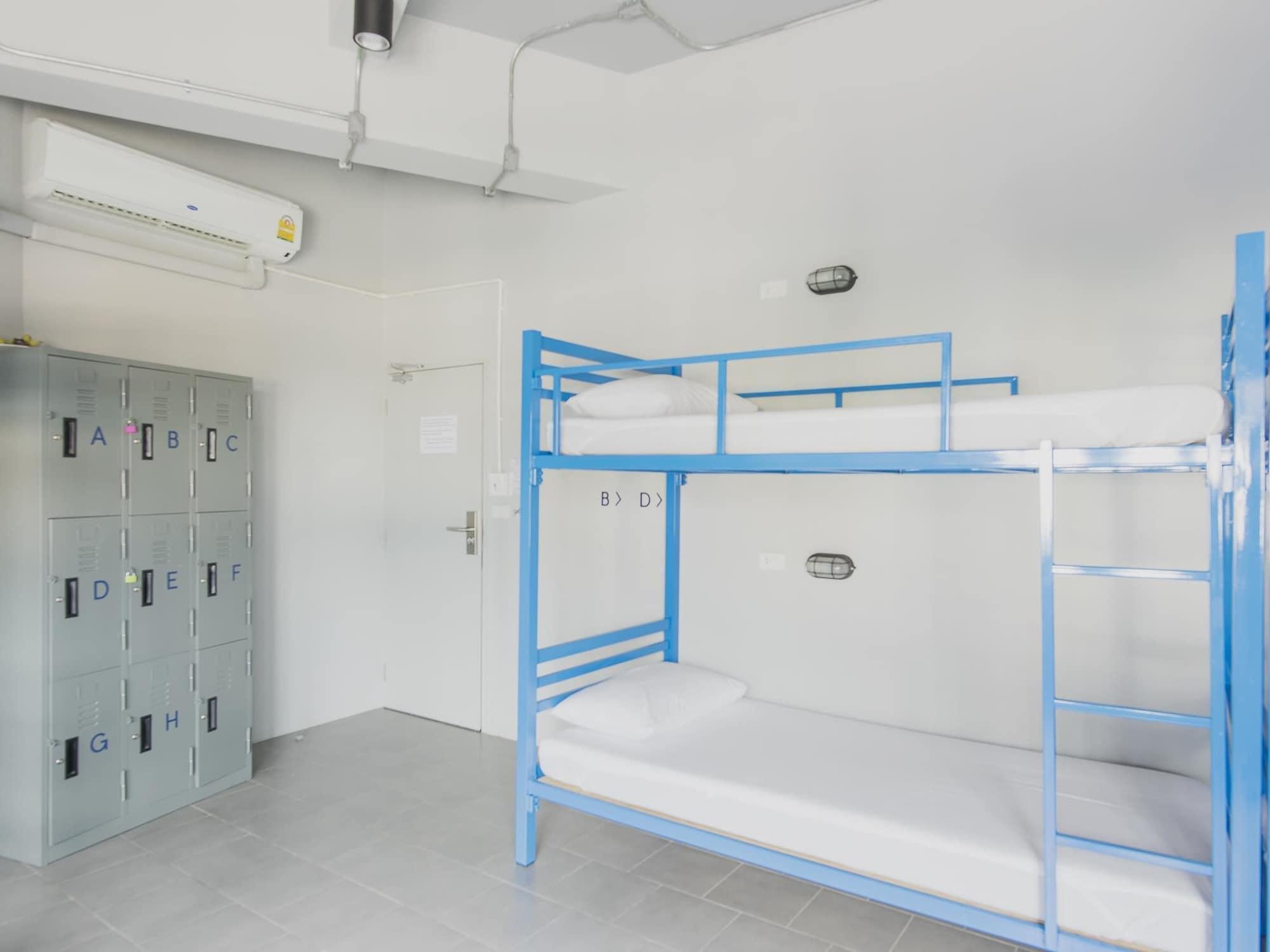 Loftel Station Hostel Bangkok Exterior photo